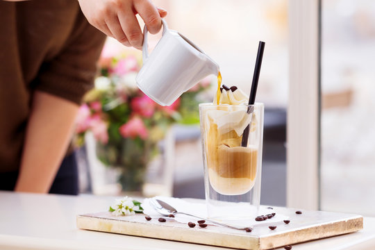 Latte Macchiato mit Schlagsahne eiskaffe 