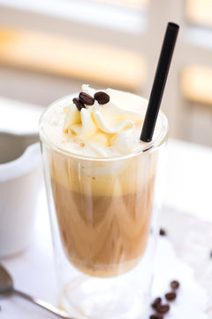 Latte Macchiato mit Schlagsahne eiskaffe 