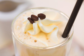 Latte Macchiato mit Schlagsahne eiskaffe 