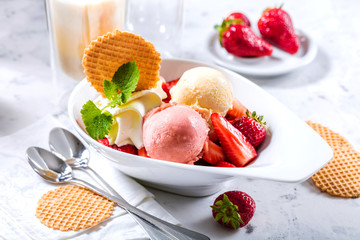 Hausgemachte leckere vanille und erdbeere eis mit frischen erdbeeren