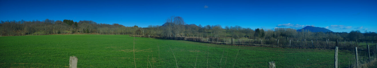 vue panoramique de la campagne d'Auvergne (Puy de Dôme) avec le Puy de Come en fond