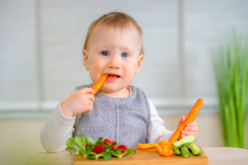 Baby isst