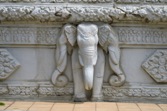 Têtes  d'éléphants sculptées 