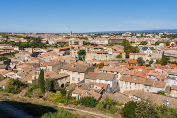 Aussicht von oben von der Festung La Cité auf das Zentrum von Carcassonne, Carcassonne, Frankreich