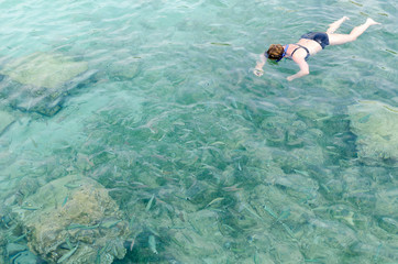 MUJER SNORKELL BUCEO EN MALLORCA PECES 