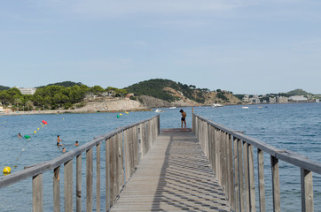 Obraz premium pasarela madera hacia el mar mediterráneo baleares