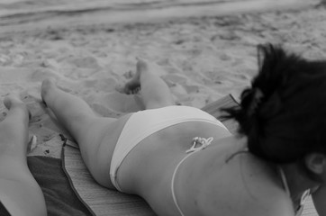 MUJER TOMANDO EL SOL EN LA PLAYA FOTO BLANCO NEGRO
