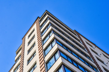 Obraz premium Detail of a new condomunium complex on the background of blue sky