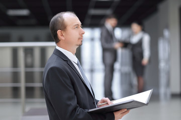 Fototapeta premium businessman with clipboard reading a working document.