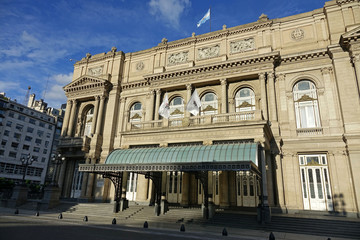Fototapeta na wymiar Fachada del Teatro Colón, Buenos Aires