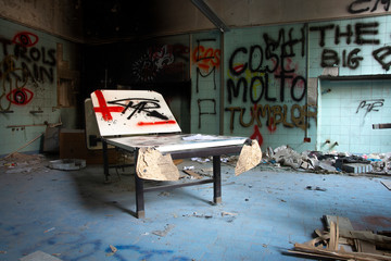 letto rovinato in una stanza sporca inquietante con delle scritte sui muri - obrazy, fototapety, plakaty