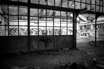 luogo abbandonato con muri pieni di murales