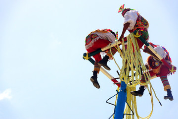 Voladores de papantla iniciando su danza