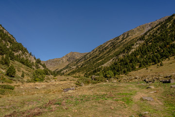 Fototapeta na wymiar Zum Gipfel Port de Siguer im Parc Natural de la Vall de Sorteny, Pyraeneen, Andorra
