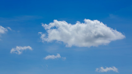 Fototapeta na wymiar white cloud on clear blue sky