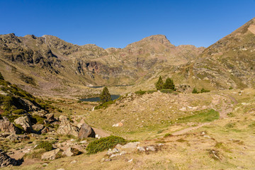 Fototapeta na wymiar Zum Bergsee Estany Blau im Parc Natural de la Vall de Sorteny, Pyraeneen, Andorra