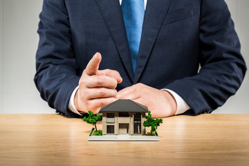 建築模型とビジネスマン