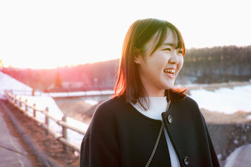 Obraz premium A young woman laughing outdoors
