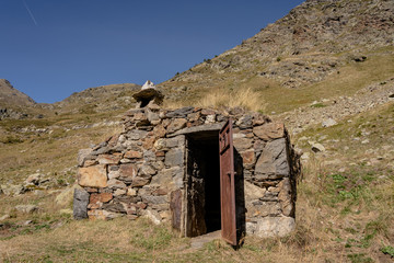 Alte Schutzhuette im Vall de Sorteny, Andorra, Pyraeneen