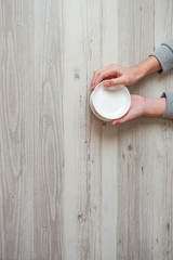 Woman putting a white plate on the table.  テーブルの上に白い皿を置く女性