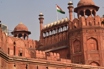 fuerte rojo de agra en india con bandera y cúpula