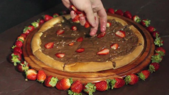 Pizza de Morango sendo preparada