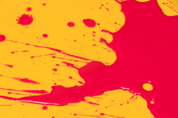 Obraz premium MANCHA ROJA EN FONDO AMARILLO GOTAS SALPICADAS de pintura
