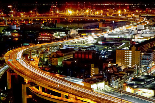 Estrada noturna em Yokohama no Jap&atilde;o longa exposi&ccedil;&atilde;o