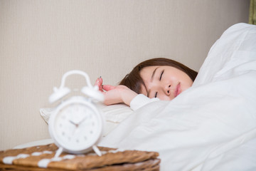 寝る女性（女性にピント）