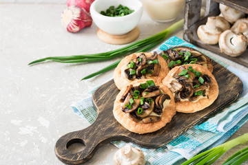 Flapjack with mushrooms and creamy garlic sauce