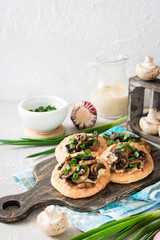 Flapjack with mushrooms and creamy garlic sauce