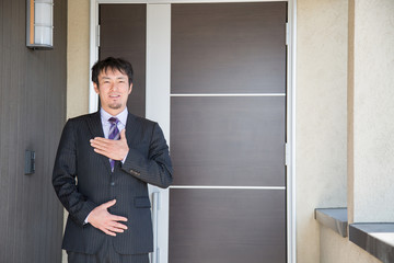 玄関前に立つビジネスマン