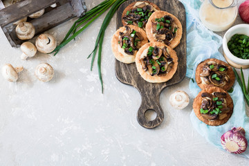 Flapjack with mushrooms and creamy garlic sauce