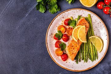 Grilled salmon with asparagus and tomatoes.
