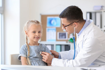 Obraz premium Pediatrician examining little girl in clinic