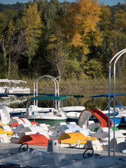 barque pédalo bleu jaune rouge ponton débarcadère lac eau rivière 