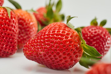 Erdbeeren auf weißem Hintergrund