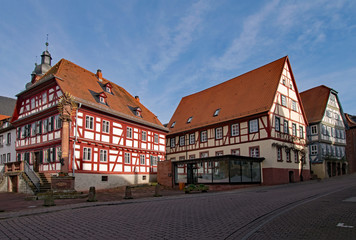 Fototapeta premium Fachwerkhäuser in der Altstadt von Amorbach in Unterfranken, Bayern, Deutschland 