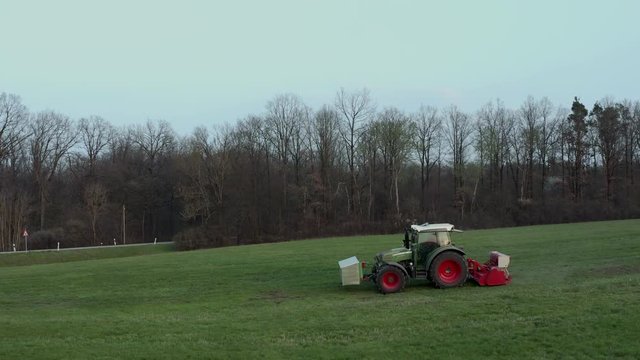 Wildschaden Beseitigung mit Wiesenhobel und Traktor