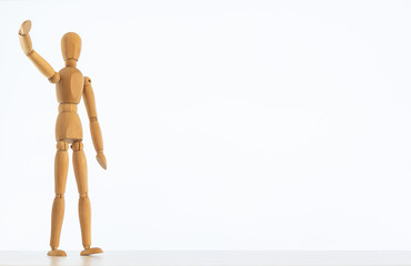 Concetto di successo rappresentato da omino di legno con sfondo bianco.