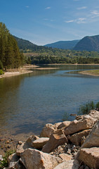 Obraz premium Rocky shore along a calm area of the Columbia River