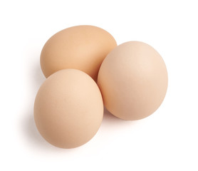 Ekologiczne jajka na białym tle