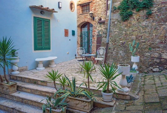 Fototapeta Cozy streets of Tuscany Italy