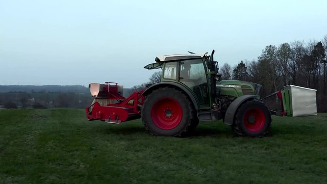 Wildschaden Beseitigung mit Wiesenhobel und Traktor