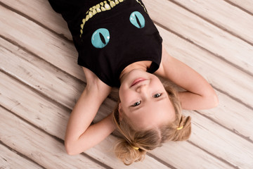 kinderportrait im liegen