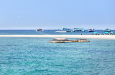 Fototapeta na wymiar landscape view beach of Koh Nang Yuan Island under blue sky in summer day Koh Nang Yuan Island is most popular famous tourist attractions in the gulf of Thailand, Surat Thani, Thailand 