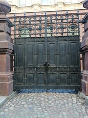 old gates with ornaments at the entrance to the courtyard of the building    © Юрий Соков