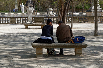 Couple assis dans parc