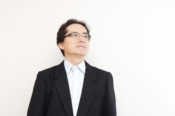 遠くをみる男性