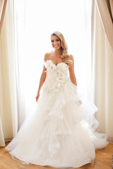 Naklejka premium Beautiful bride posing indoor on her wedding day